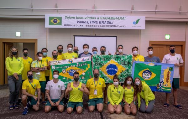 Quase completa, Seleção Brasileira de Natação deixa base de Sagamihara e entra na Vila Olímpica