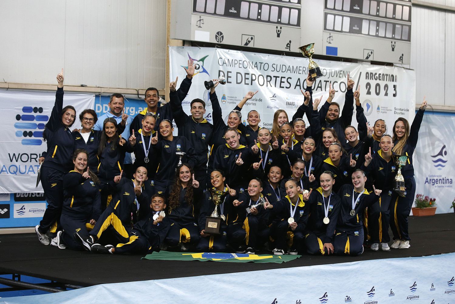 Seleção de Nado Artístico domina juvenil e júnior, passa de dez ouros e é campeão geral do Sul-Americano