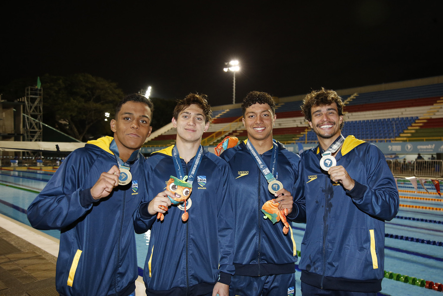 Natação bate 47 medalhas e caminha rumo ao título geral no Sul-Americano; Polo estreia com vitória