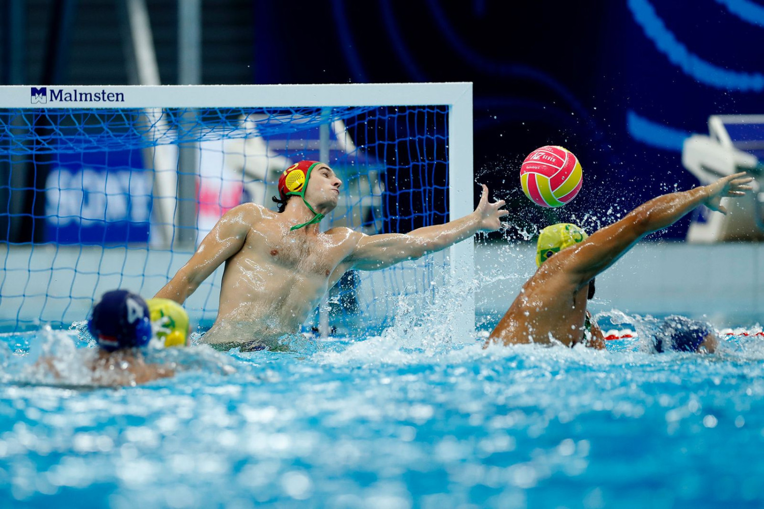 João Fernandes volta como melhor do jogo, fecha o gol, e Brasil vence Singapura na estreia do Mundial